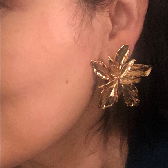 Gorgeous Gold Flower Statement earrings - Picture 5 of 6